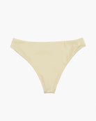 Die Flair Bikinihose aus der Cali Coast Collection von Main Design verfügt über ein minimalistisches hellgelbes Design auf weißem Hintergrund und zeigt einen subtilen Colorblock-Stil.