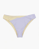 Die Flair-Bikinihose von Main Design aus der Cali Coast Collection präsentiert einen Colorblock-Stil mit einem geometrischen Design aus sich kreuzenden Paneelen in Pastellgelb und Hellviolett.