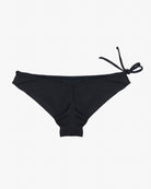 Eine schwarze Keira Surf Bikinihose von Main Design mit seitlichen Bändern ist vor einem schlichten weißen Hintergrund zu sehen. Der Badeanzug hat ein schlichtes Design mit einer leicht asymmetrischen Schleife auf einer Seite und bietet eine stilvolle und verstellbare Passform.