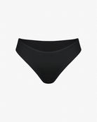 Die Luxe Bikini Hose von Main Design ist eine schwarze Bikinihose im brasilianischen Schnitt mit hohem Schnitt und nahtlosem Design vor einem schlichten weißen Hintergrund.