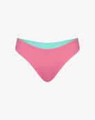 Die Luxe Bikini Hose von Main Design besteht aus einem Bikinihöschen im brasilianischen Schnitt in Pink mit einem aquamarinblauen Innenbund aus recycelten Materialien auf schlichtem weißem Hintergrund.