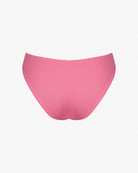 Eine Luxe Bikinihose von Main Design im schlichten, rosa Brazilian Cut wird auf weißem Hintergrund präsentiert. Hergestellt aus recycelten Materialien, besticht sie durch eine glatte Textur und ein nahtloses Design. Die Rückseite zeigt zum Betrachter.