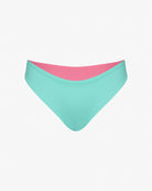 Die Luxe Bikini Hose von Main Design ist eine türkisfarbene Bikinihose im brasilianischen Schnitt mit rosa Innenfutter, die auf einem schlichten weißen Hintergrund präsentiert wird.