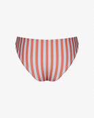 Die Luxe-Bikinihose von Main Design verfügt über einen stylischen und bequemen brasilianischen Schnitt mit roten und weißen Streifen auf einem nahtlosen Design vor einem schlichten weißen Hintergrund.