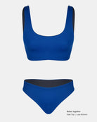 Ein blaues, nachhaltiges Damen-Bikini-Set von Main Design mit Hale Bikini Oberteil (Scoop-Neck) und hoch taillierten, schwarz gefütterten Höschen. Text: "Besser zusammen Hale Top | Luxe Bottom.