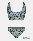 Zweiteiliges Bikini-Set mit blau-schwarzem, abstraktem Punktmuster, bestehend aus dem Hale Bikini Oberteil von Main Design und dem hoch taillierten Unterteil. Der Text in der Ecke lautet: "Better together, Hale Top | Luxe Bottom".