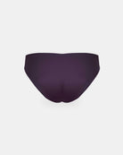 Rückenansicht der Luxe Bikini Hose von Main Design in nahtlosem dunkelviolett, brasilianischer Schnitt, hergestellt aus recycelten Materialien, gezeigt vor einem schlichten weißen Hintergrund.