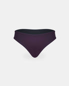 Ein Paar Luxe Bikini-Hosen von Main Design in dunklem Lila, brasilianischer Schnitt, hergestellt aus recycelten Materialien, dargestellt auf einem schlichten weißen Hintergrund.