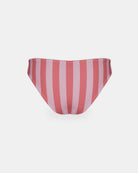 Die Luxe Bikini Hose von Main Design besteht aus einem brasilianisch geschnittenen Höschen mit vertikalen rosa und roten Streifen, die auf einem einfarbig weißen Hintergrund zu sehen sind.