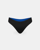 Die Main Design Luxe Bikini Hose ist ein Paar nachhaltiger, brasilianisch geschnittener Bikiniunterwäsche mit schwarzer Außenseite und blauer Innenseite, dargestellt auf einem schlichten weißen Hintergrund.