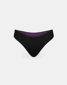 Die Luxe Bikini Hose von Main Design ist eine schwarze, brasilianisch geschnittene Unterwäsche im Bikini-Stil, die aus recycelten Materialien hergestellt wird. Sie ist mit einem dunkelvioletten Innenfutter versehen und wird auf einem schlichten weißen Hintergrund gezeigt.