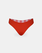 Die Luxe Bikini Hose von Main Design ist ein roter, hochgeschnittener brasilianischer Bikini mit einem rosa-weiß gestreiften Innenfutter auf weißem Grund. Stilvoll und nachhaltig - perfekt für umweltbewusste Bademodenliebhaber.