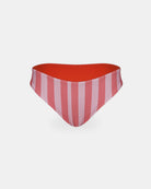 Die Luxe Bikini Hose von Main Design hat vertikale Streifen in Rosa und Rot, einen hochtaillierten brasilianischen Schnitt und ein einfarbiges rotes Innenfutter, das auf einem einfarbig weißen Hintergrund zu sehen ist.