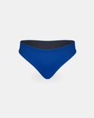 Die Luxe Bikini Hose von Main Design ist ein blaues, nachhaltiges Bikini-Unterteil mit hochgeschnittener V-förmiger Taille und trendigem brasilianischem Schnitt, abgebildet auf einem einfarbig weißen Hintergrund.