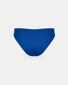 Die Luxe Bikini Hose von Main Design ist ein nachhaltig hergestellter, einfarbig blauer, brasilianisch geschnittener Bikiniunterteil, der von hinten auf einem sauberen weißen Hintergrund gezeigt wird.