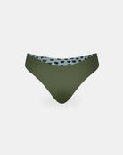 Die Luxe Bikini Hose von Main Design hat einen olivgrünen, brasilianischen und hochgeschnittenen Schnitt mit sichtbarem schwarz-weißem Leopardenmuster auf weißem Hintergrund.