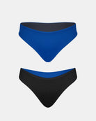 Zwei Paar Luxe Bikini-Hosen von Main Design sind auf weißem Hintergrund abgebildet - ein einfarbig blaues Paar und ein schwarzes Paar -, die jeweils einen hoch geschnittenen, brasilianisch geschnittenen V-förmigen Bund aufweisen.
