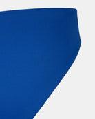 Nahaufnahme der Luxe Bikini Hose von Main Design in Königsblau, mit brasilianischem Schnitt, von der Taille bis zum Oberschenkel vor weißem Hintergrund.