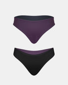 Zwei Paar Luxe Bikini-Hosen von Main Design - eine in dunklem Lila, eine in Schwarz - sind nebeneinander auf weißem Hintergrund abgebildet. Beide haben einen nahtlosen brasilianischen Schnitt mit mittlerer Leibhöhe und sind aus recycelten Materialien gefertigt.