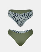 Zwei Luxe Bikini-Hosen von Main Design sind auf weißem Hintergrund abgebildet: eine Seite mit grünem und schwarzem Tierprint, die andere einfarbig in Oliv. Die hochgeschnittene brasilianische Hose aus recyceltem Material hat einen V-förmigen Bund.