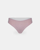 Die Luxe Glitter Bikini Hose von Main Design ist ein hochtaillierter, brasilianisch geschnittener Bikini mit V-Ausschnitt in schimmerndem Rosa, der aus recycelten Materialien hergestellt wurde und auf einem einfarbig weißen Hintergrund zu sehen ist.