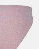 Eine Nahaufnahme des Luxe Glitter Bikini Hose von Main Design zeigt seine rosa, glitzernde Textur und den geschwungenen Rand vor einem schlichten weißen Hintergrund.