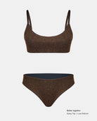 Zweiteiliger brauner Glitzer-Bikini "Luxe Glitter Bikini Hose" von Main Design mit einem Oberteil mit Rundhalsausschnitt und einem hoch taillierten, brasilianisch geschnittenen Unterteil, abgebildet auf einem schlichten weißen Hintergrund. Text unten rechts: "Besser zusammen Sassy Top | Luxe Bottom".
