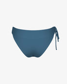 Der Serene Surf Bikini Hose von Main Design, hergestellt aus recycelten Materialien mit chlorresistentem Stoff und einem rechten Seitenband, ist auf einem schlichten weißen Hintergrund abgebildet.