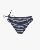 Die Serene Surf Bikini Hose von Main Design zeichnet sich durch chlorresistenten Stoff, ein dunkelgraues und weißes Tie-Dye-Muster und eine linke Seitenkrawatte aus, die vor einem schlichten weißen Hintergrund gezeigt wird.