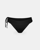Serene Surf Bikini Hose von Main Design: Ein schwarzes Bikini-Unterteil zum Binden aus chlorresistenterem Stoff und recycelten Materialien, abgebildet auf einem einfarbig weißen Hintergrund.