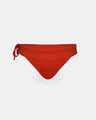Die Serene Surf Bikini Hose von Main Design hat einen umgeschlagenen Bund und ein linkes Seitenband. Sie ist aus chlorbeständigem Stoff mit recycelten Materialien hergestellt und auf einem einfarbig weißen Hintergrund abgebildet.