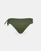 Olivegrüne Serene Surf Bikini Hose von Main Design aus recycelten Materialien mit breitem Bund, seitlichem Knoten-Detail links und chlorresistent - auf weißem Hintergrund präsentiert.