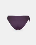 Die Serene Surf Bikini Hose von Main Design hat ein schlichtes lila Design mit seitlichem Bindeband, das aus recycelten Materialien hergestellt wird und auf einem schlichten weißen Hintergrund zu sehen ist.