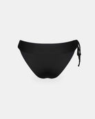 Die Serene Surf Bikini Hose von Main Design ist ein schwarzer, einfach gestalteter Bikini mit rechtsseitigem Bindeband, der aus chlorbeständigem Stoff und recycelten Materialien hergestellt wird. Abgebildet auf einfarbig weißem Hintergrund.