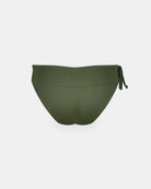 Die von hinten gezeigte Serene Surf Bikini Hose von Main Design in Olivgrün zeichnet sich durch eine glatte Oberfläche und ein seitliches Bindedetail aus. Er ist aus chlorresistentem Stoff gefertigt und hebt sich von einem schlichten weißen Hintergrund ab.