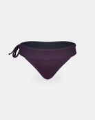 Die Serene Surf Bikini Hose von Main Design ist ein dunkelvioletter, chlorbeständiger Bikini aus recyceltem Material, mit umklappbarem Bund und seitlichem Bindeband, abgebildet auf einem einfarbig weißen Hintergrund.