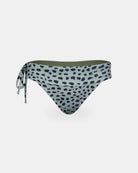 Der Serene Surf Bikini Hose von Main Design hat ein schwarzes Tupfenmuster mit seitlichen Bindebändern, ist aus recycelten Materialien hergestellt und für eine lange Lebensdauer chlorresistent. Hier auf einfarbig weißem Hintergrund abgebildet.