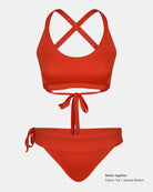 Das Main Design Charm Surf Bikini-Oberteil in leuchtendem Rot verfügt über einen kreuzförmigen Wickelgürtel und ein passendes, hoch tailliertes Unterteil mit seitlichen Bändern. Er ist ideal für Wassersport und bietet einen Sonnenschutz von UPF 50+.
