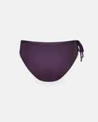 Die Main Design Tide Surf Bikini Hose hat ein schlichtes, dunkelviolettes Design mit frecher Bedeckung und einer kleinen seitlichen Bindung auf der rechten Seite, die vor einem schlichten weißen Hintergrund gezeigt wird.