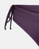 Nahaufnahme der Main Design Tide Surf Bikini Hose in Lila mit verstellbarem Kordelzug und seitlichen Bindebändern, fotografiert auf weißem Hintergrund.