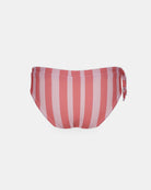 Die Tide Surf Bikini Hose von Main Design hat vertikale Streifen in Rosa und Hellrosa, ein kleines Band an der Seite und einen verstellbaren Kordelzug in der Taille auf weißem Hintergrund.