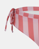 Nahaufnahme der Main Design Tide Surf Bikini Hose mit vertikalen Streifen in Rosa und Hellrosa, einem Kordelzug im Bund und seitlichen Bändern auf weißem Hintergrund.