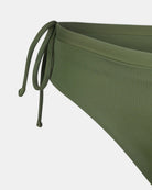 Nahaufnahme der olivgrünen Tide Surf Bikini Hose von Main Design mit frecher Bedeckung und einem verstellbaren Kordelzug mit seitlichen Bindebändern auf weißem Hintergrund.