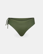 Die Tide Surf Bikini Hose von Main Design ist ein olivgrünes Bikini-Unterteil mit einfachem Design, verstellbarem Kordelzugbund, seitlichem Bindedetail auf der linken Seite und frecher Bedeckung, abgebildet auf einem einfarbig weißen Hintergrund.