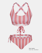 Besser zusammen. Rosa und weiß vertikal gestreiftes Charm Top gepaart mit der hochtaillierten Tide Surf Bikini Hose von Main Design, die mit einem verstellbaren Kordelzugbund für eine perfekte Passform sorgt.