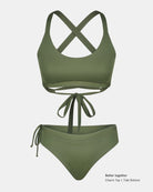 Olivgrünes Bikiniset mit Tide Surf Bikini Hose von Main Design, mit überkreuztem Rücken, verstellbarem Oberteil mit Bindeband und frecher Hose mit hoher Taille. Text: "Besser zusammen, Charm Top | Tide Surf Bikini Hose.