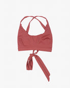 Ein rostrotes Charm Surf Bikini Oberteil von Main Design mit überkreuzte Träger auf der Rückseite und einem Bindeverschluss auf der Vorderseite.