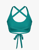 Das Charm Surf Bikini Oberteil von Main Design ist ein türkisfarbener Sport-BH mit gekreuzten Trägern und einem Wickelverschluss auf weißem Grund. Hergestellt aus chlorresistentem Stoff, ist er ideal für Wasseraktivitäten.