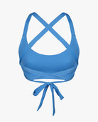 Das Charm Surf Bikini Oberteil von Main Design ist ein blauer Sport-BH, ideal für sportliche Aktivitäten und Wassersport. Er besticht durch seine raffinierten, gekreuzten Träger und einen Bindeverschluss. Hergestellt aus chlorresistentem Stoff bietet er eine glatte, dehnbare Passform – perfekt zum Schwimmen oder für den Strand.