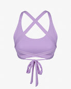 Das Charm Surf Bikini Oberteil von Main Design ist ein lavendelfarbenes Crop Top mit gekreuzten Trägern und einer Schleife am unteren Rücken aus chlorresistentem Stoff. Sein glattes und dehnbares Design ist ideal für stilvolle Wassersportaktivitäten.